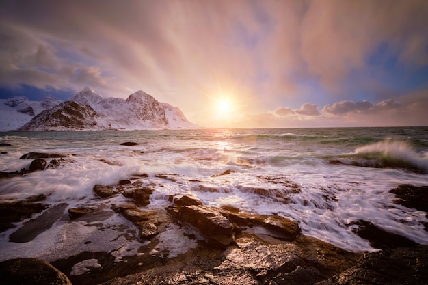 Côte de la mer de Norvège sur la côte rocheuse du fjord au coucher du soleil