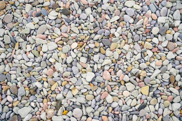 Côte de la mer avec de petites pierres