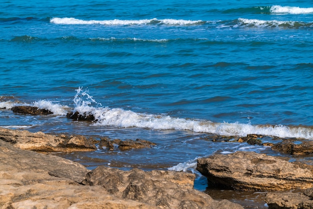 Côte de la mer avec un rivage rocheux