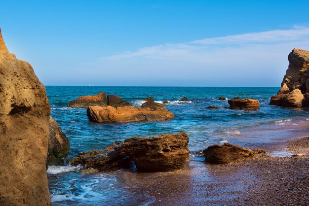 Côte de la mer et rochers