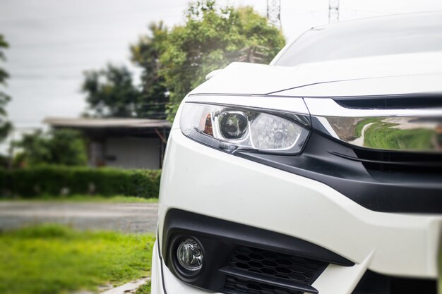 Côté miroir d&#39;une voiture moderne blanche