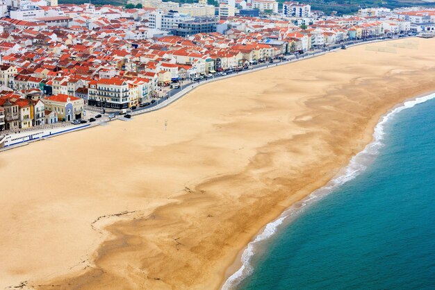 Côte de Nazare et vue sur la plage de sable Portugal Tous les peuples méconnaissables