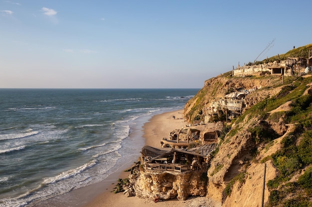 Côte de l'océan pendant un coucher de soleil animé à la plage d'Apollonia Israël