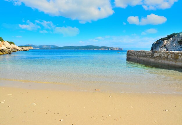 Côte d'or sous un ciel nuageux en Sardaigne Italie