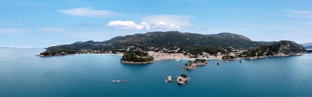 Côte de Parga Grèce vue panoramique aérienne drone de la ville le château et l'île de Panagia