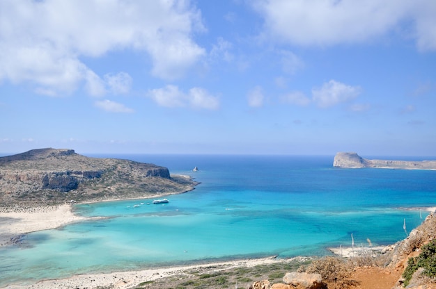 Côte de paysage d'été de mer de l'île grecque