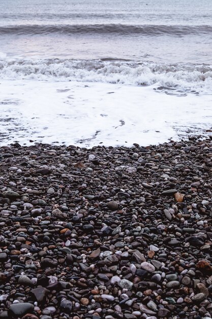 Côte de pierre avec écume de mer blanche