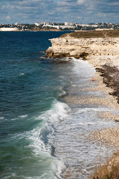 Côte pittoresque de la mer de Crimée. Photo verticale