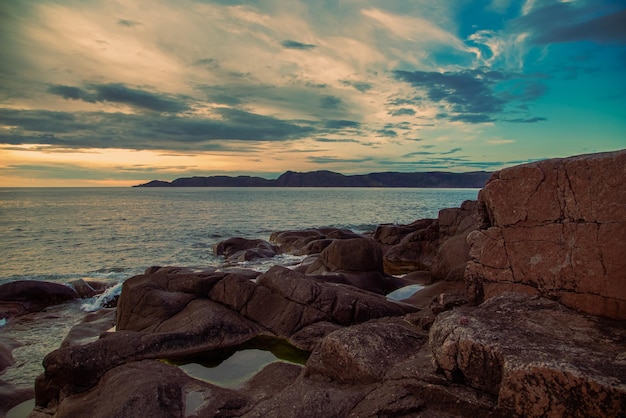 La côte pittoresque de la nuit blanche de la mer de Barents