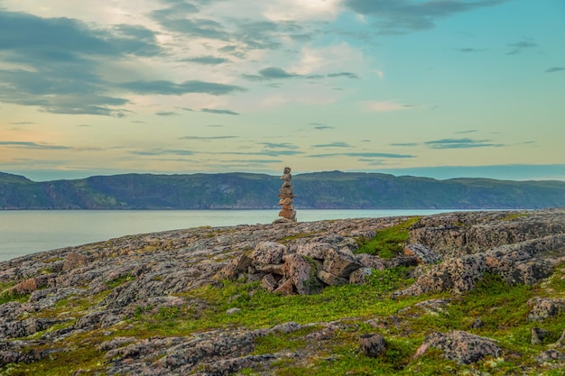 La côte pittoresque de la nuit blanche de la mer de Barents