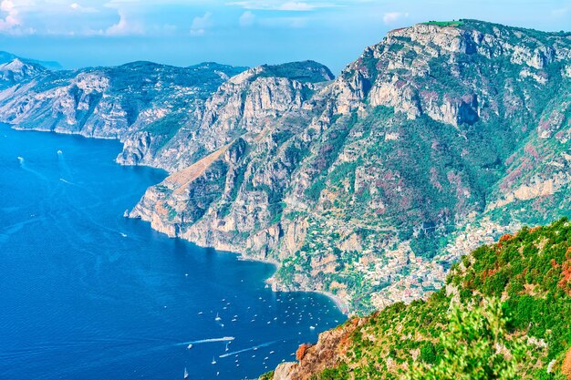 Côte de Positano en mer Tyrrhénienne, côte amalfitaine, Italie