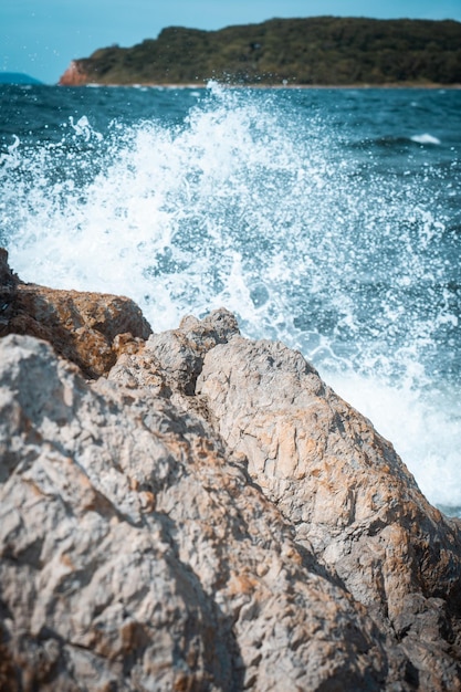 Côte rocheuse au bord de la mer