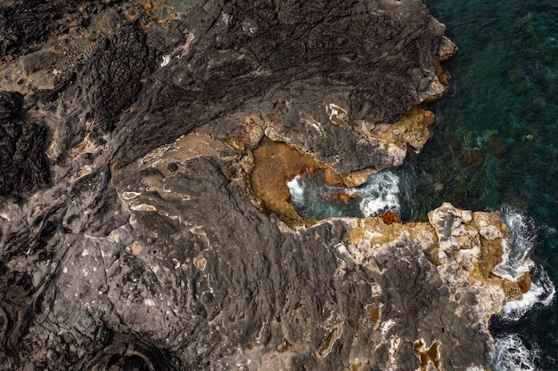 Côte rocheuse baignée de vagues écumeuses