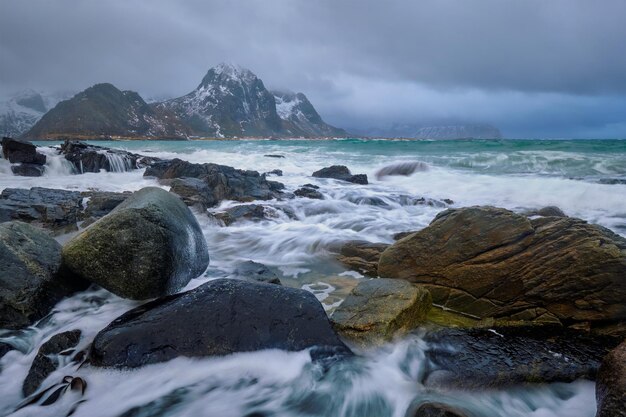 Photo côte rocheuse du fjord en norvège