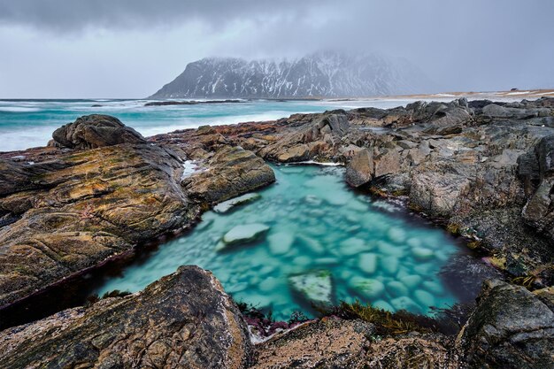 Côte rocheuse du fjord en Norvège