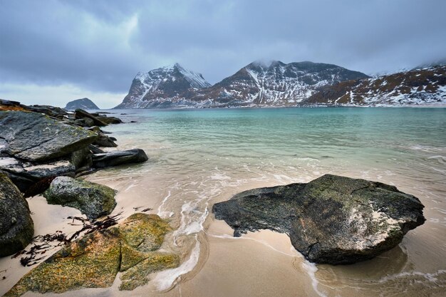 Photo côte rocheuse du fjord en norvège