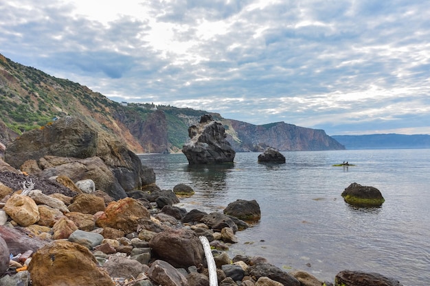 Côte rocheuse du paysage de la mer Noire avec des rochers sur les rochers du bord de mer qui sortent de la mer