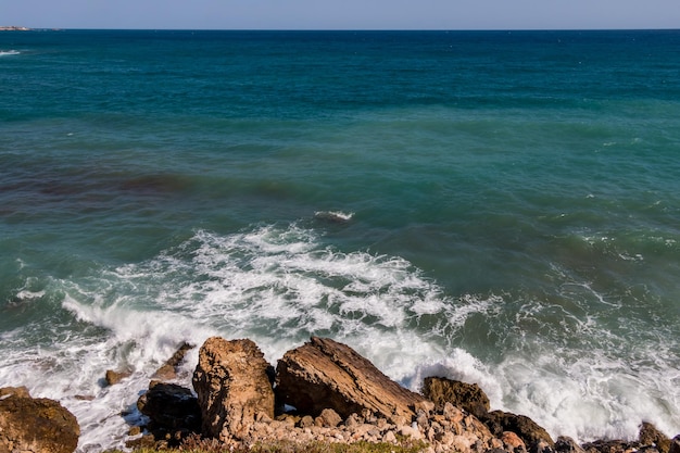 côte rocheuse de l'île de Crète en Grèce et paysage marin de la mer Méditerranée