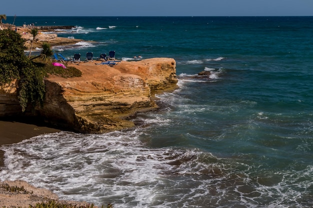 côte rocheuse de l'île de Crète en Grèce et paysage marin de la mer Méditerranée