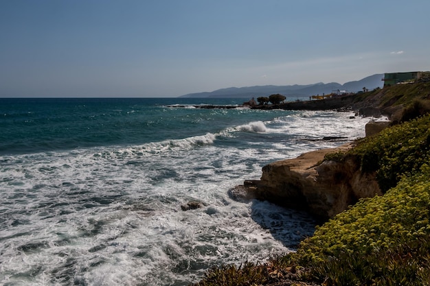 côte rocheuse de l'île de Crète en Grèce et paysage maritime de la mer Méditerranée