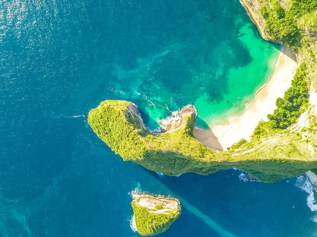 Côte rocheuse d'une île tropicale. Plage vide et petite île. Temps ensoleillé. Vue aérienne