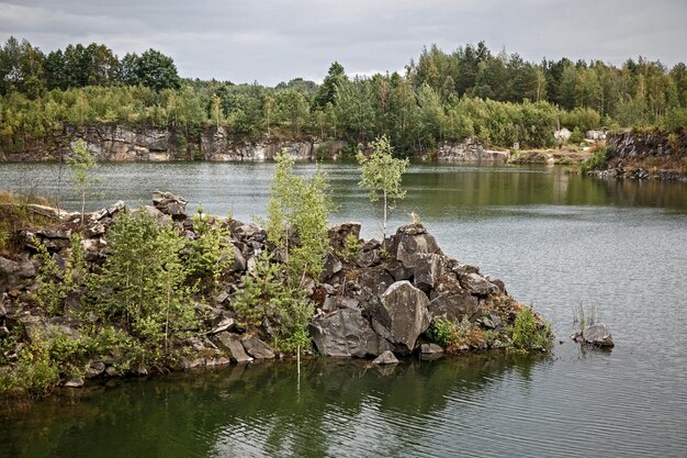 Côte rocheuse d'un lac naturel et calme