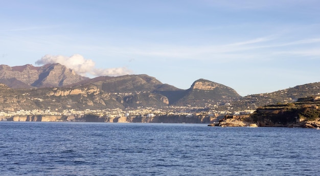 Côte Rocheuse et maisons près de la ville touristique de Sorrento Italie Côte Amalfitaine