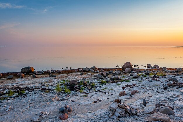 Côte rocheuse de la mer Baltique au coucher du soleil Saaremaa Estonie Afterglow soir calme sur la mer