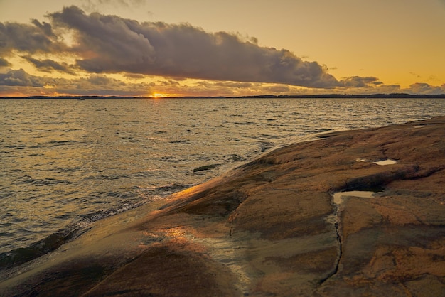 Photo la côte rocheuse de la mer baltique au coucher du soleil.