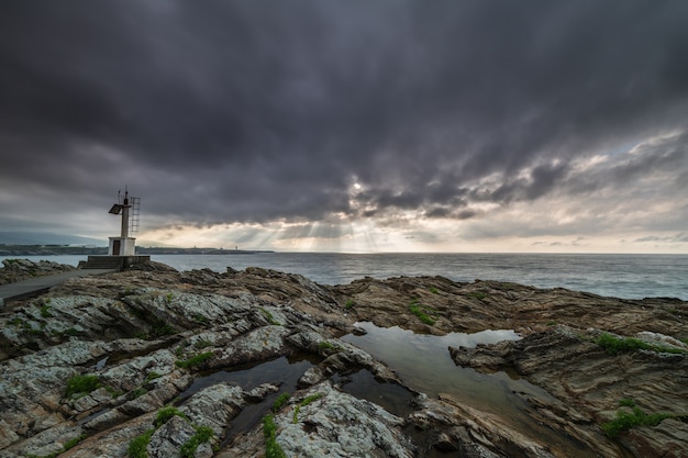 La côte rocheuse de la mer Cantabrique avec ses nuages