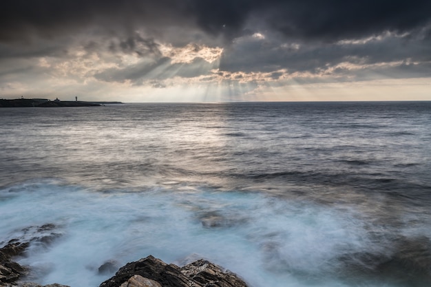 Photo la côte rocheuse de la mer cantabrique avec ses nuages