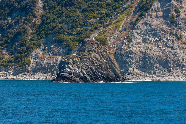 Côte rocheuse de la mer Ligurienne dans le parc national des Cinque Terre Italie