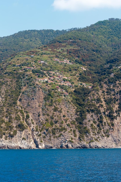 Côte rocheuse de la mer Ligurienne dans le parc national des Cinque Terre Italie