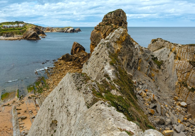 Côte rocheuse de l'océan Atlantique près de la plage de Portio, (Pielagos, Cantabrie, Espagne)