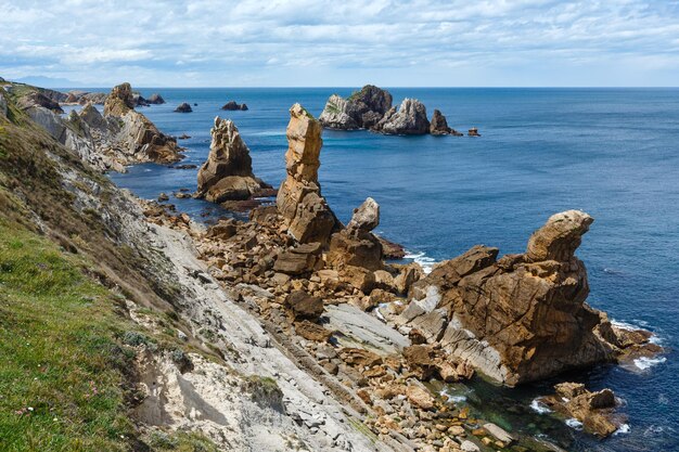 Côte rocheuse de l'océan Atlantique près de la plage de Portio (Pielagos, Cantabrie, Espagne)