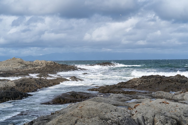 La côte rocheuse de l'océan Pacifique près du cap Columnar sur l'île de Kunashir, îles Kouriles.