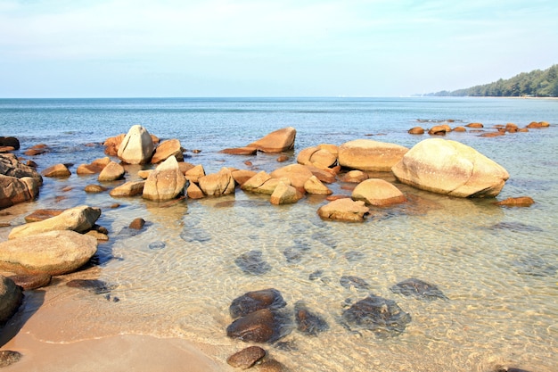 Côte rocheuse et plage en Thaïlande