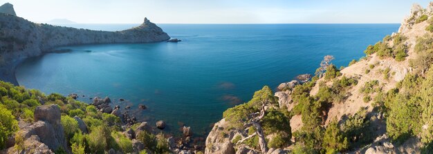 Côte rocheuse en soirée d'été de la réserve "Novyj Svit" (Crimée, Ukraine, "Cap de Capchik"). Trois clichés piquent l'image.