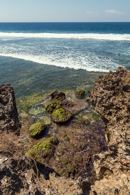 Côte rocheuse et vagues à Nusa Dua, Bali