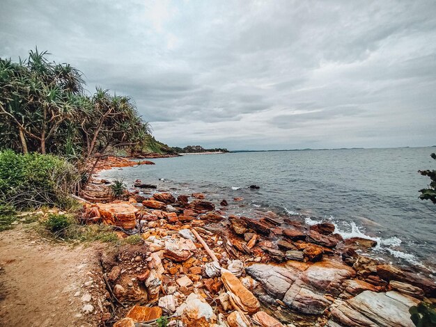 Côte rocheuse avec des vagues de l'océan éclaboussant sur le rivage