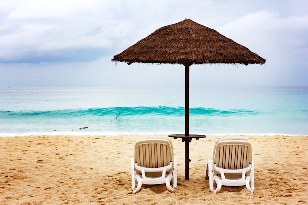 Côte de sable avec chaise longue