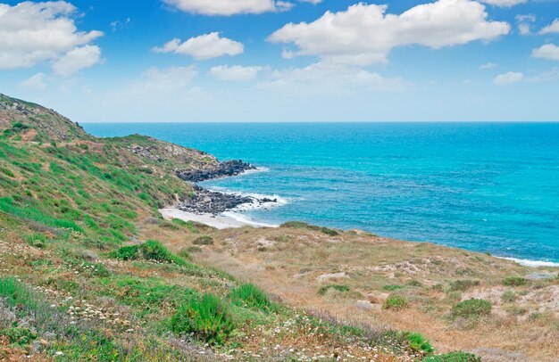 Côte de San Giovanni di Sinis par temps nuageux