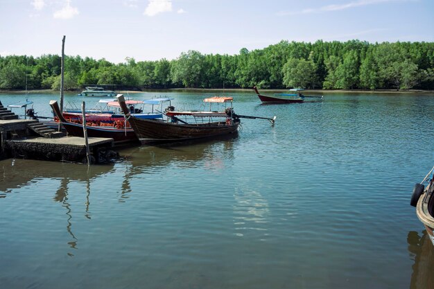 Côte Tropicale De La Thaïlande Avec Des Bateaux à Longue Queue Les Mangroves Et Le Ciel Bleu En Arrière-plan