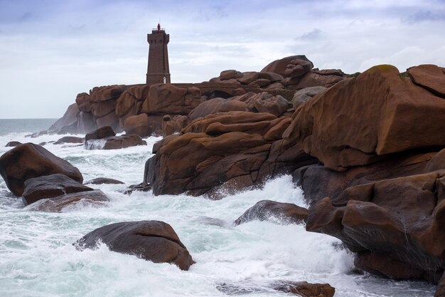 Côte typique de la Bretagne dans le nord de la France