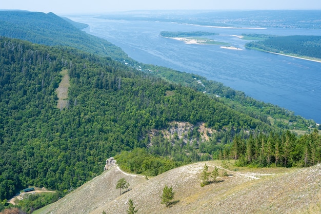 Côte de la Volga près de la ville de Zhigulevsk. Monts Zhiguli. Samarskaïa Louka. L'été.