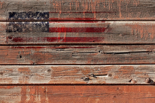 Côté d'un wagon de chemin de fer vintage en bois, traces du drapeau américain peint