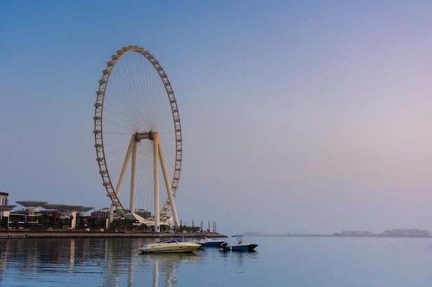 La côte des yachts de mer de Dubaï sur le fond de la grande roue