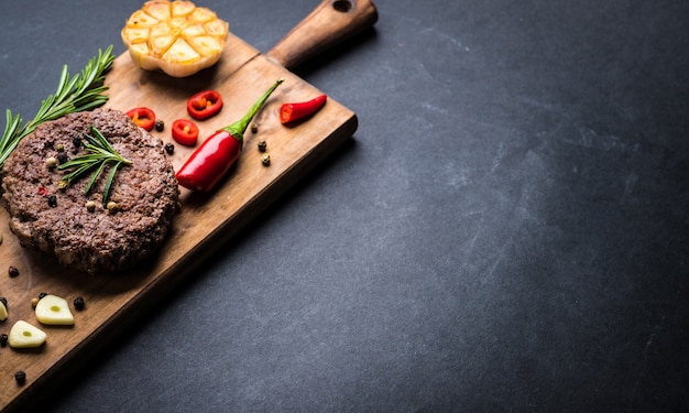 Côtelette de burger au bœuf aux herbes et épices