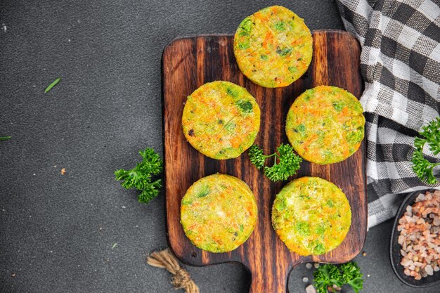 Photo côtelette fraîche légume végétarien nourriture végétalienne brocoli carottes pommes de terre oignons légumes