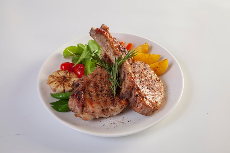 Photo côtelette de porc aux légumes dans l'assiette